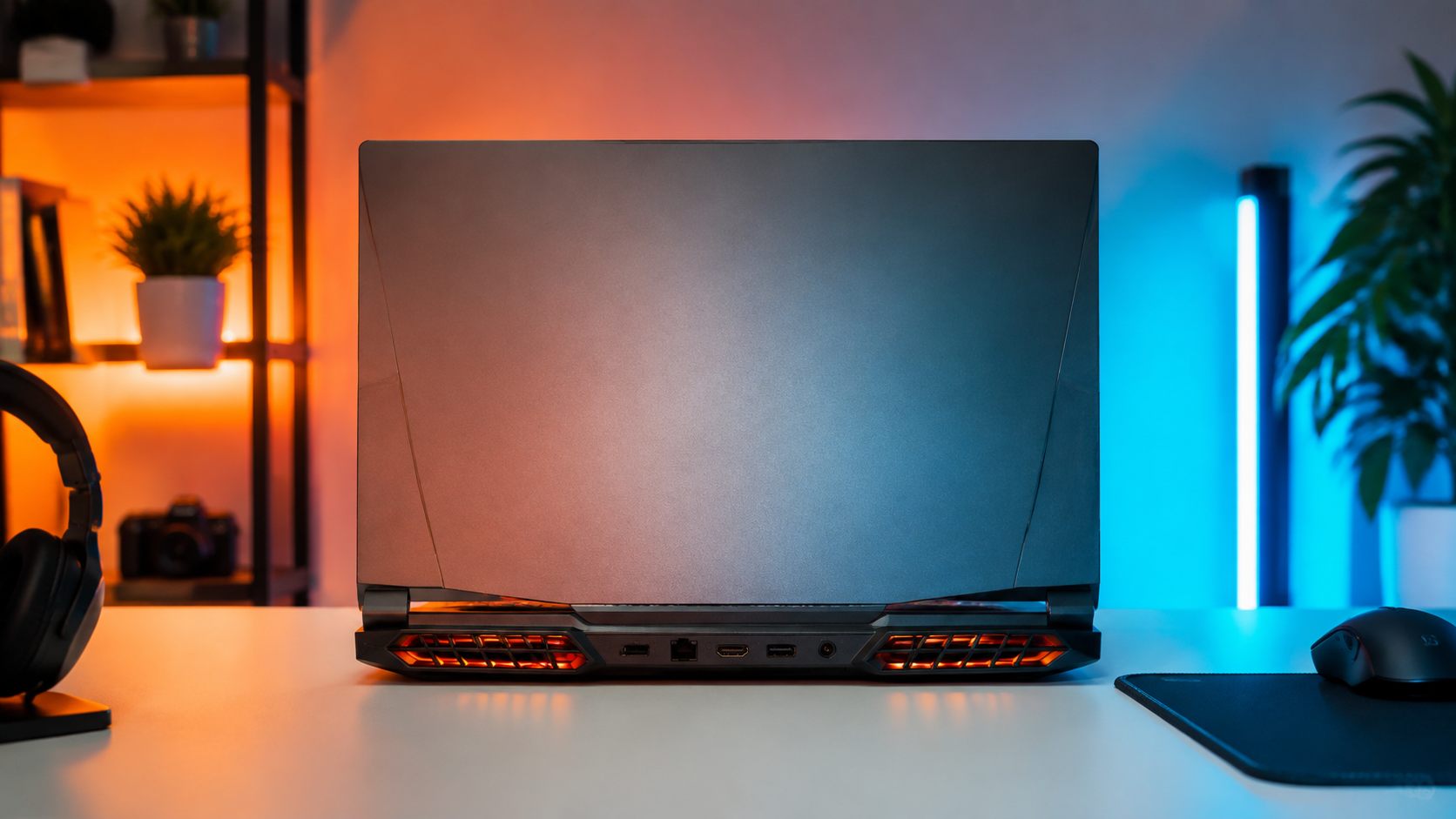 Gaming-Laptop mit sichtbaren Lüftungsöffnungen bei einer Wärmeprüfung